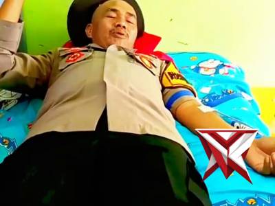 Aksi kemanusiaan Aipda Patoni bhabinkamtibmas Polsek Tungkaljaya membantu warga yg membutuhkan darah