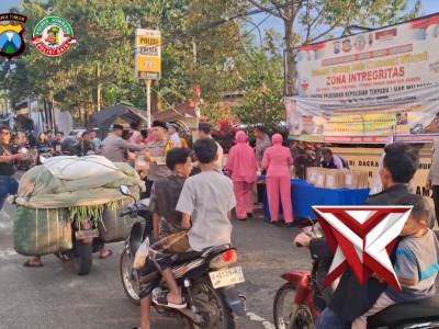 Pembagian ta'jil bhayangkari peduli