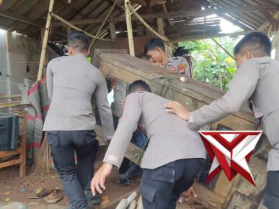 EVAKUASI PASCA ANGIN PUTING BELIUNG DI ROWOSARI KENDAL