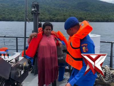 Ditpolair Korpolairud Baharkam Polri evakuasi korban Laka Laut KM. Intim Teratai - PoliceTube
