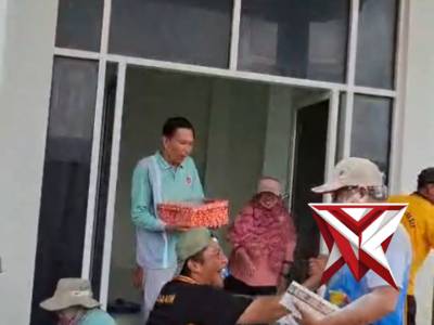 Kapolsek Ujungpangkah Bersama Kepala Desa Ngemboh Beri Kejutan Camat Ujungpangkah