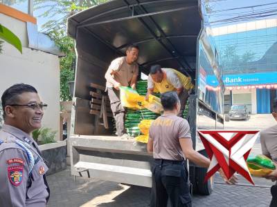 Menurunkan beras bulog