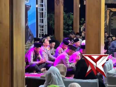 Kapolres Magetan menghadiri Magetan Bershalawat bersama Gus Kautsar di Masjid Ki Mageti Plaosan. Sem - PoliceTube