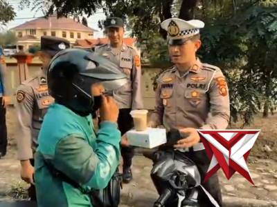 "Senyum Senja" Sat Lantas Dan Bag Log Polres Sarolangun Berbagi Takjil Kepada Masyarakat Sarolangun - PoliceTube