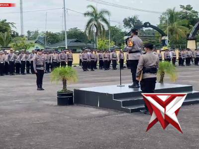 Kapolres Mimika Berikan Penghargaan Kepada Personil Yang Berprestasi dalam Kejuaraan Lomba - PoliceTube