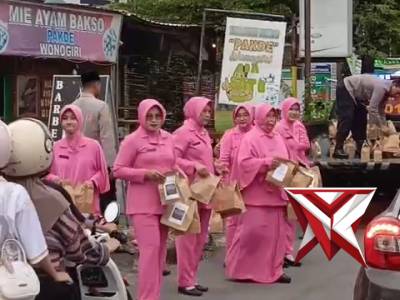 Polsek Nguntoronadi Bersama Bhayangkari Berbagi Takjil