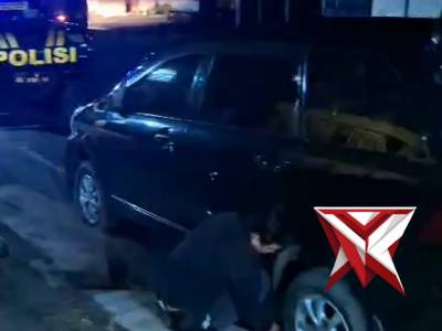 Membantu ganti ban mobil pecah - PoliceTube