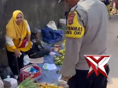 Kanit binmas melakukan patroli di pasar