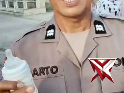 Anggota Polsek Kedunggalar memberikan pertolongan menggendong balita yang ditinggal ibunya salat Ied - PoliceTube