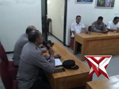 Kapolsek Jabung mengambil APP anggota Polsek Jabung