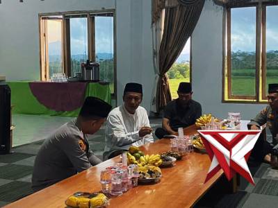 Kapolsek dampingi kapolres malang yang berkunjung ke tokoh agama di sumberpucung