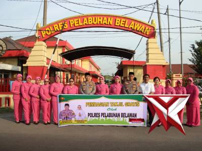 Berbagi Berkah Ramadhan, Kapolres Pelabuhan Belawan Pimpin Pembagian Takjil Gratis untuk Warga