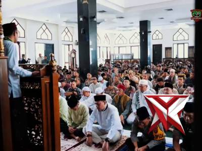 Menjemput Kemuliaan dalam Pengabdian: Momen Khusyuk Kapolda Sumsel & UAS di Masjid Assa&rsquo;adah