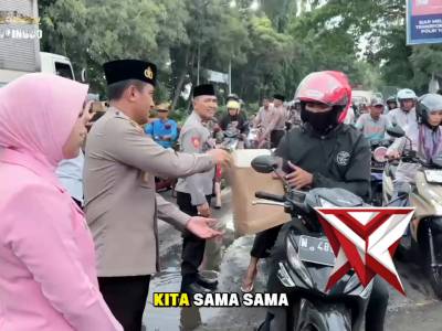 Berbagi Takjil On The Road Polres Probolinggo