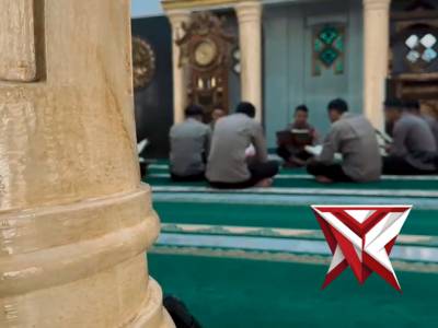 Personil Detasemen Gegana Satbrimob Polda Sumsel melaksanakan tadarus bersama di masjid bhakti ll