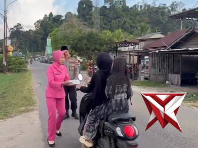 Polsek Teluk Batang Polres Kayong Utara Berbagi Takjil