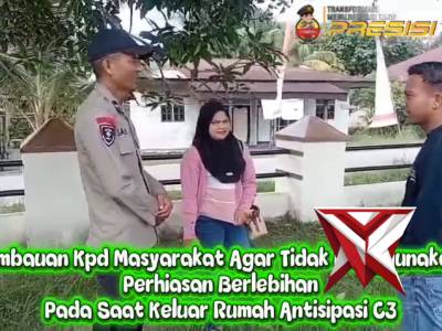 Petugas Memberikan Himbauan Agar Tidak Memakai Perhiasan Berlebihan