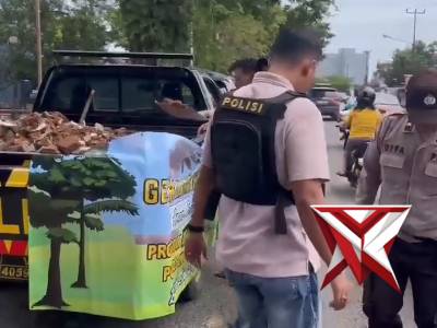 Polsek Tugumulyo Polres Musi Rawas melaksanakan kegiatan perbaikan jalan yg rusak - PoliceTube