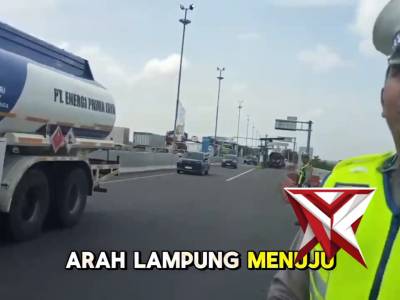 Kasat Lantas Polres OKI melakukan Pematauan arus balik di ruas jalan pintu utama tol PLG-K.AGUNG OKI