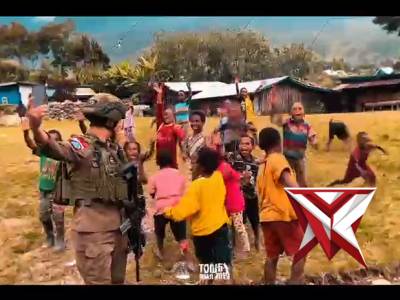 Di tengah dinginnya udara pegunungan Puncak Jaya