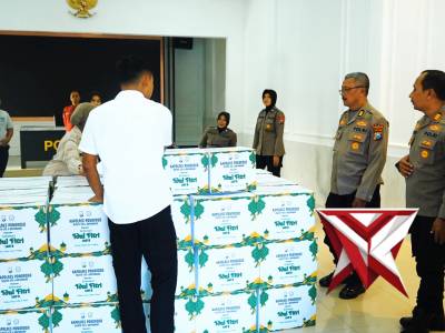 PENYERAHAN PARSEL KEPADA PERSONIL POLRES PONOROGO