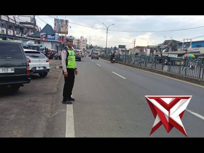 Giat pelayanan sore melalui pengaturan arus lalin dan Live Report situasi jalan raya oleh Aiptu Riza - PoliceTube