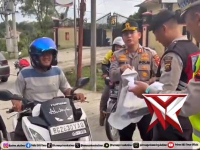 Berbagi Takjil ke Ojek Online Polres OKU Timur. .