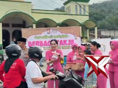 KAPOLRES LEBONG BERBAGI TAKJIL DI PASAR MUARA AMAN KABUPATEN LEBONG - PoliceTube