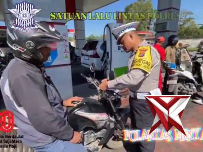 Polantas Menyapa: Sat Lantas Polres Ngada terus membagikan Bendera Merah Putih kepada Pengendara. - PoliceTube