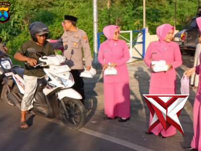 Berkah Ramadhan, polsek Saronggi Bagi Takjil