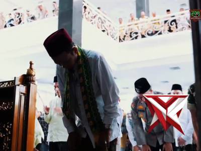 Menjemput Kemuliaan dalam Pengabdian: Momen Khusyuk Kapolda Sumsel & UAS di Masjid Assa&rsquo;adah