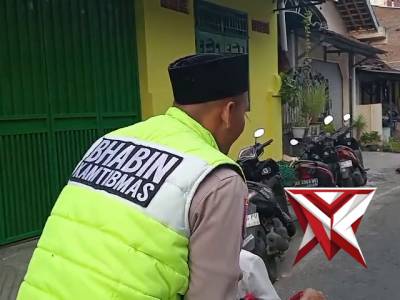 Membantu lansia menuju tempat Sholat Ied