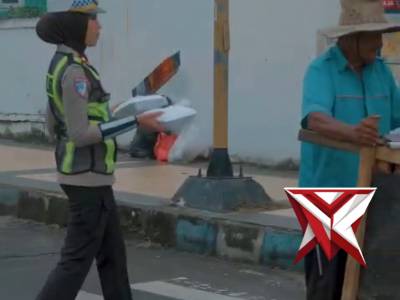 Personel Satuan Lalu Lintas (Satlantas) Polresta Bengkulu melaksanakan kegiatan edukasi tertib berla