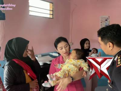 Kapolres Halut bersama Ketua Bhayangkari Cabang Halut kunjungi posyandu kemala