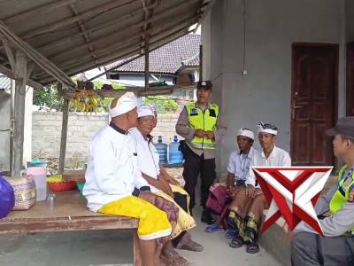 Anggota polsek belitang 2 melaksanakan giat sambang