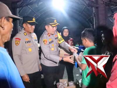 Polres Tebing Tinggi bagikan bantuan makanan kepada korban banjir