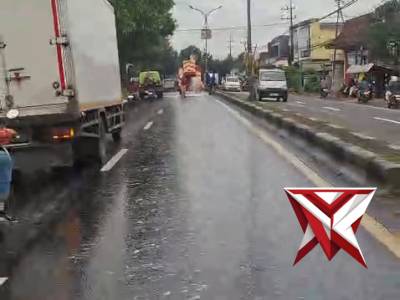 Patroli lokasi tumpahan oli - PoliceTube