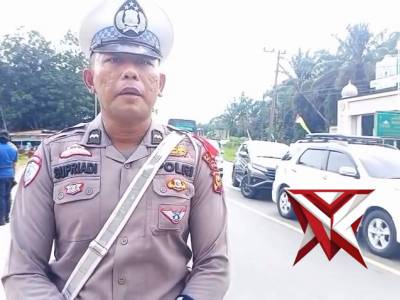LIVE REPORT ? Arus lalu lintas di KM 43 saat ini mengalami kemacetan akibat kecelakaan lalu lintas.