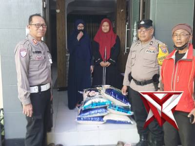 Penyerahan bantuan beras Merk Mbok Darmi dari Kapolres Malang ke Panti asuhan Diponegoro Ds Turirejo - PoliceTube