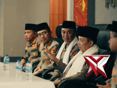 KAPOLRI TINJAU COMMAND CENTER RO OPS POLDA SUMSEL