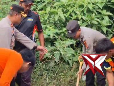 Polres Pali melaksanakan kegiatan pembersihan lingkungan dan perbaikan jalan yang berlubang