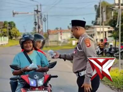 Satlantas Polres Musi Banyuasin Berbagi Takjil