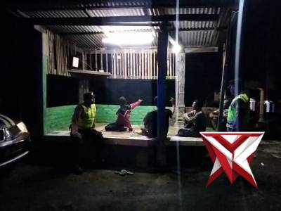Polsek ngariboyo pembinaan poskamling di desa sumberdukun