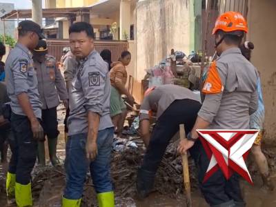 Polresta Bandung turun langsung membantu masyarakat pasca banjir di Kampung Bojong Kesik