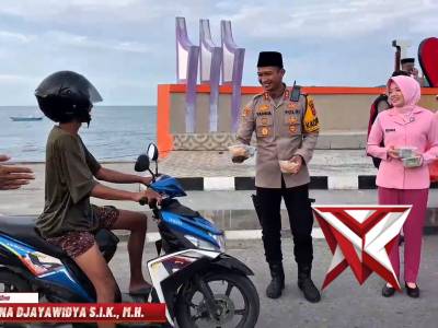 Polres Tojo Una Una Bagi Bagi Takjil Ramadhan - PoliceTube