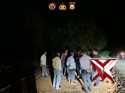 Personil polres halmahera timur melaksanakan pengamanan unjuk rasa di perusahan PT,ara dengan PT jas