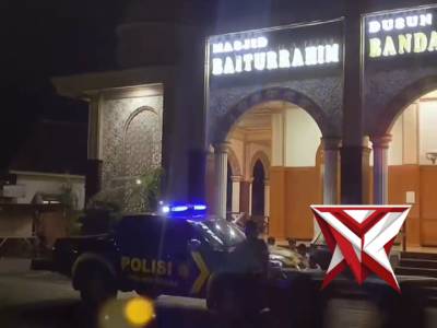 Anggota Polsek Pagak laksanakan pengamanan sholat tarawih di masjid baiturrahman Desa Sumberejo
