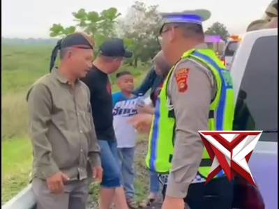 Sat Lantas Polres OKI membantu pemudik yang kehabisan BBM SATLANTAS POLRES OKI HADIR. - PoliceTube