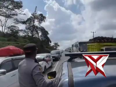 Polisi Berjibaku Urai Kemacetan di Jalur Lintas Timur, Pemudik Apresiasi Pelayanan Humanis