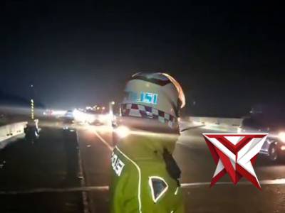 AKSI HEROIK KASLAN SUBANG BANTU PENGEMUDI YANG MENGALAMI PECAH BAN